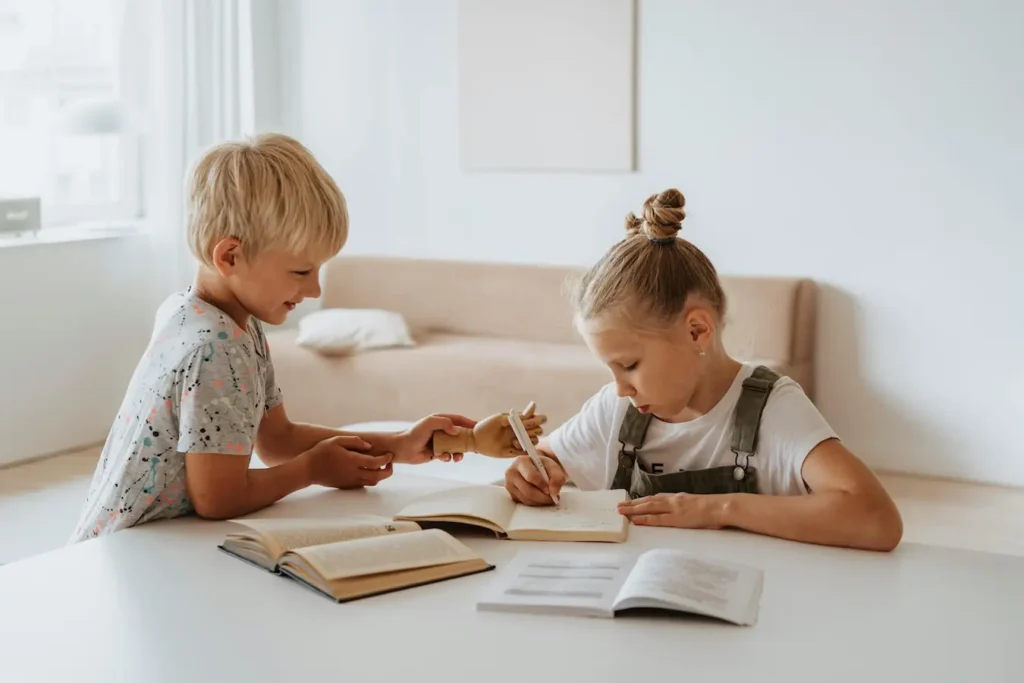 Kinder lernen gemeinsam im Schulalltag