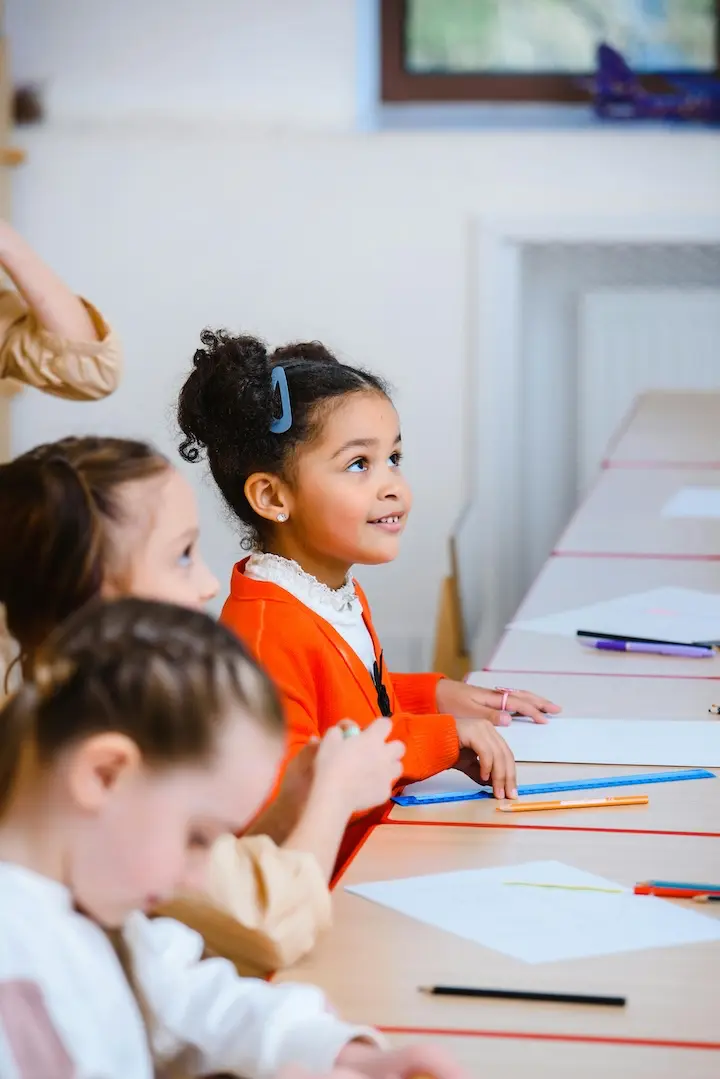 Kind wird im Schulalltag in Bergkamen von einer Schulbegleiterin begleitet – individuelle Unterstützung im Unterricht