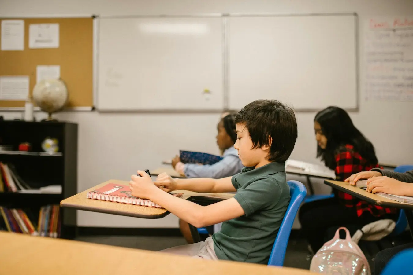 Kind im Klassenzimmer während einer ruhigen Lernsituation