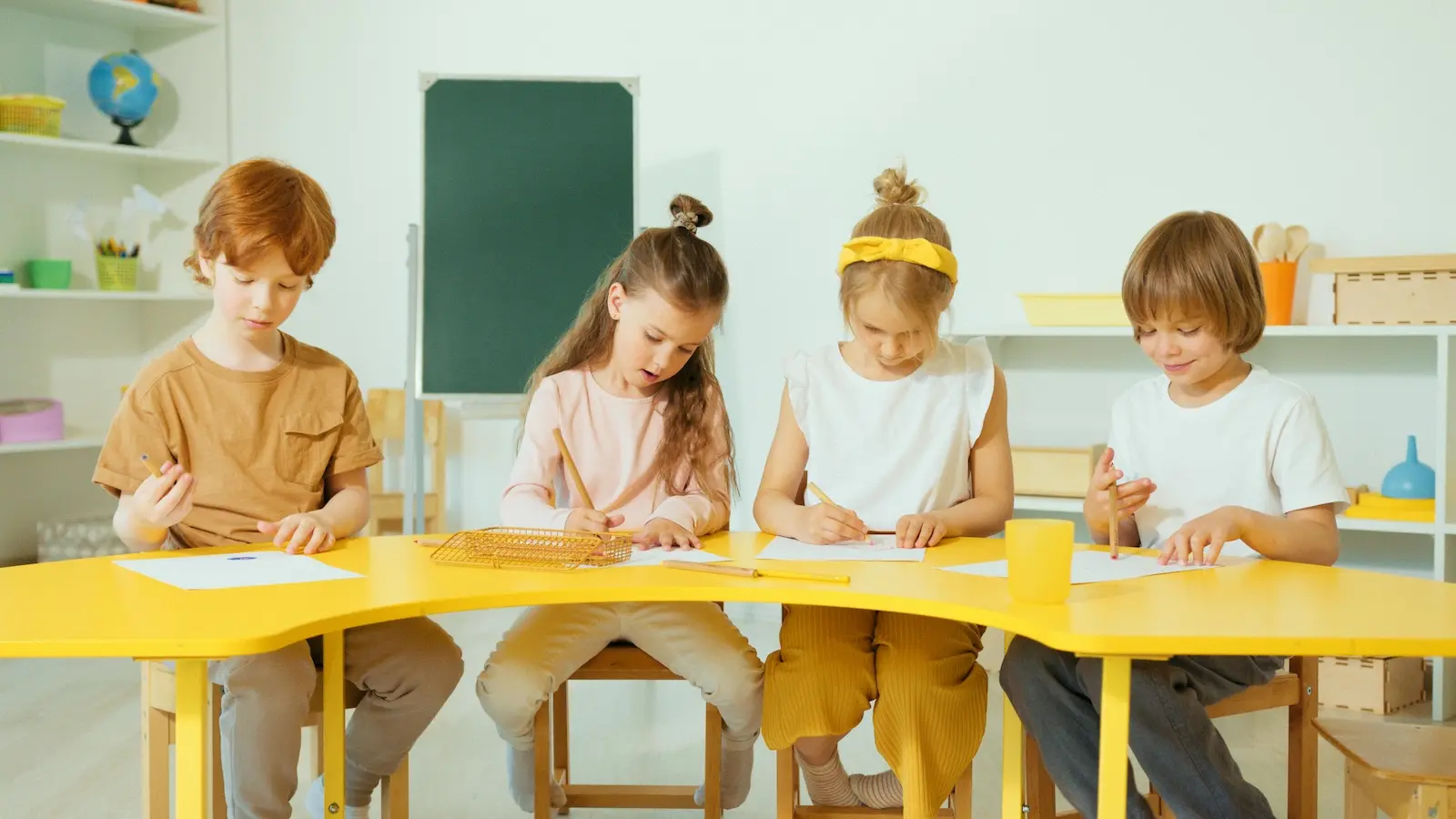 Kind im Klassenzimmer während einer Lernsituation