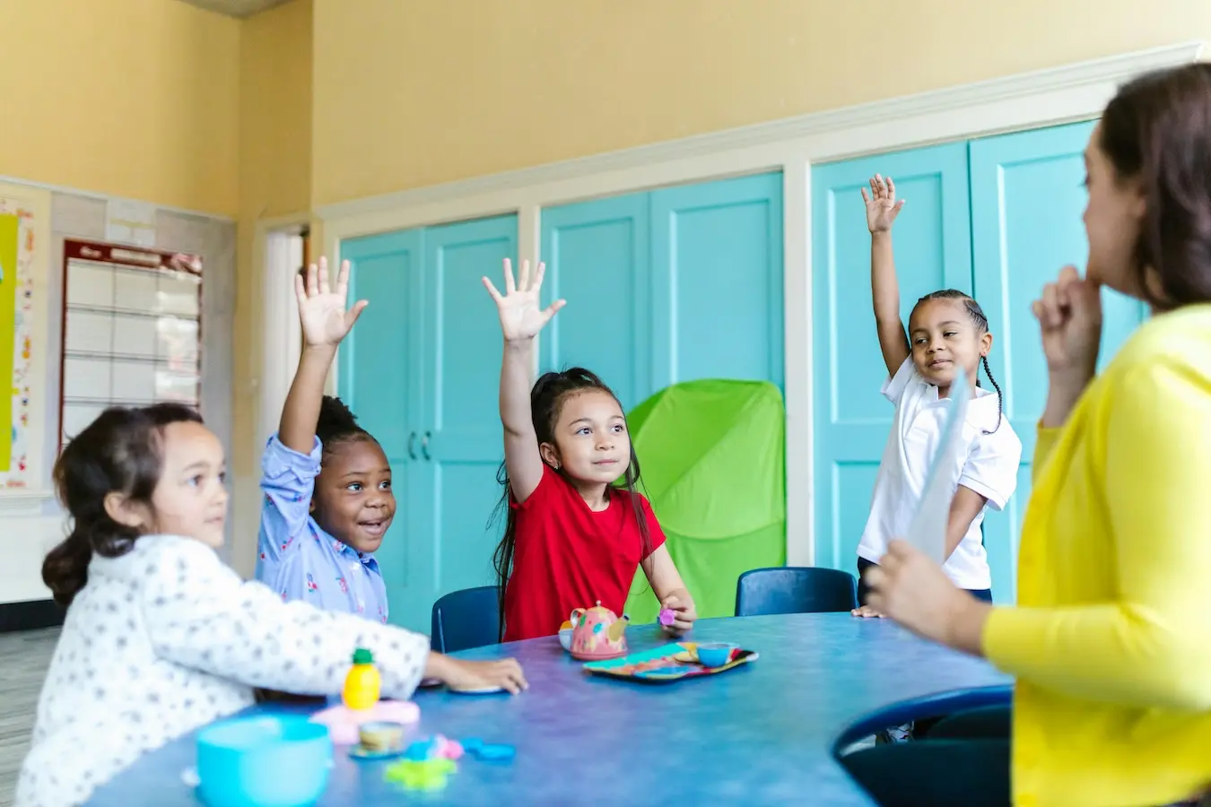 Kinder arbeiten gemeinsam im Klassenraum