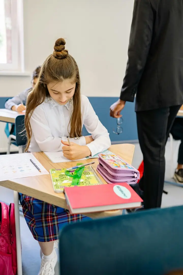 Kind konzentriert sich im Unterricht – Schulbegleitung in Neuss-Norf unterstützt Kinder im Schulalltag