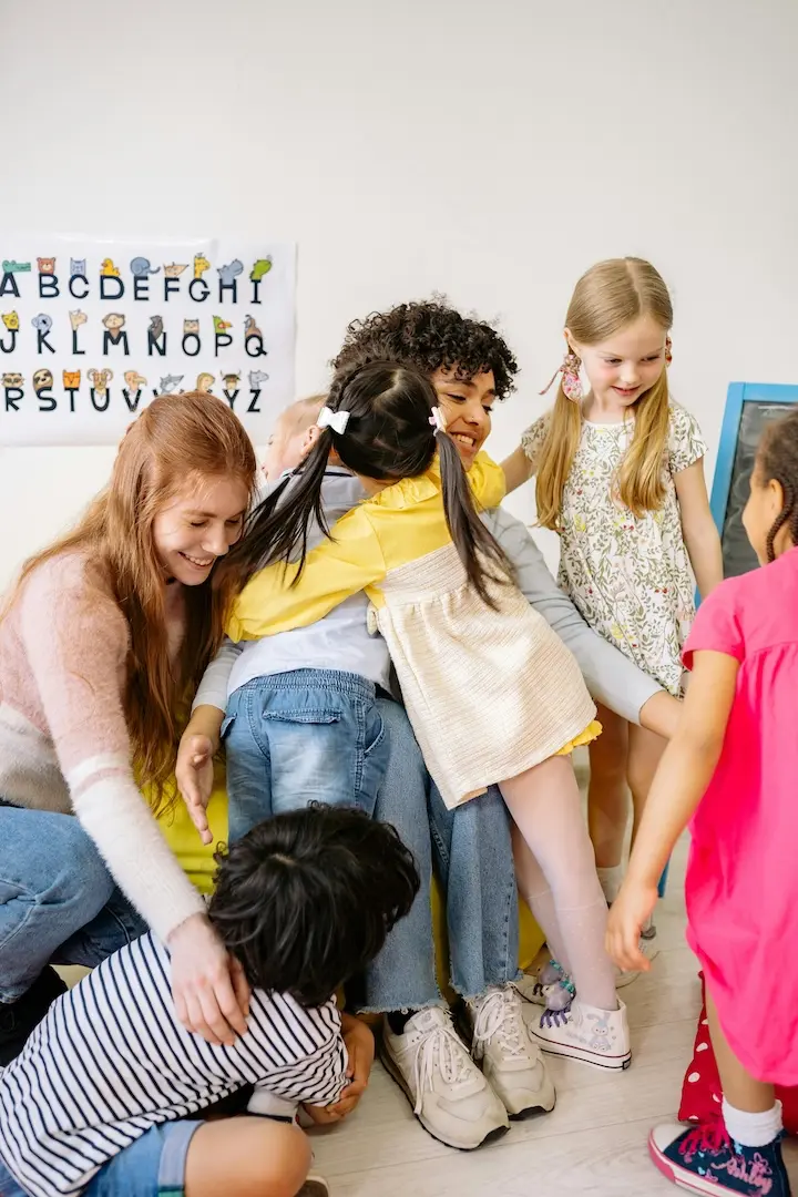 Kind wird im Schulalltag in Schwerte von einer Schulbegleiterin begleitet – individuelle Unterstützung im Unterricht
